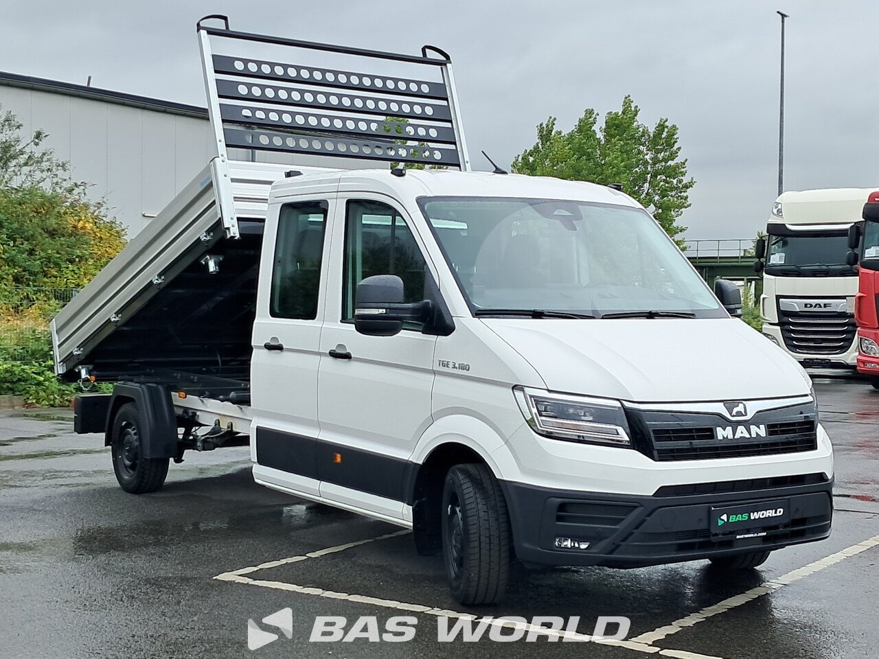 Front right : MAN TGE 3.180 Benne