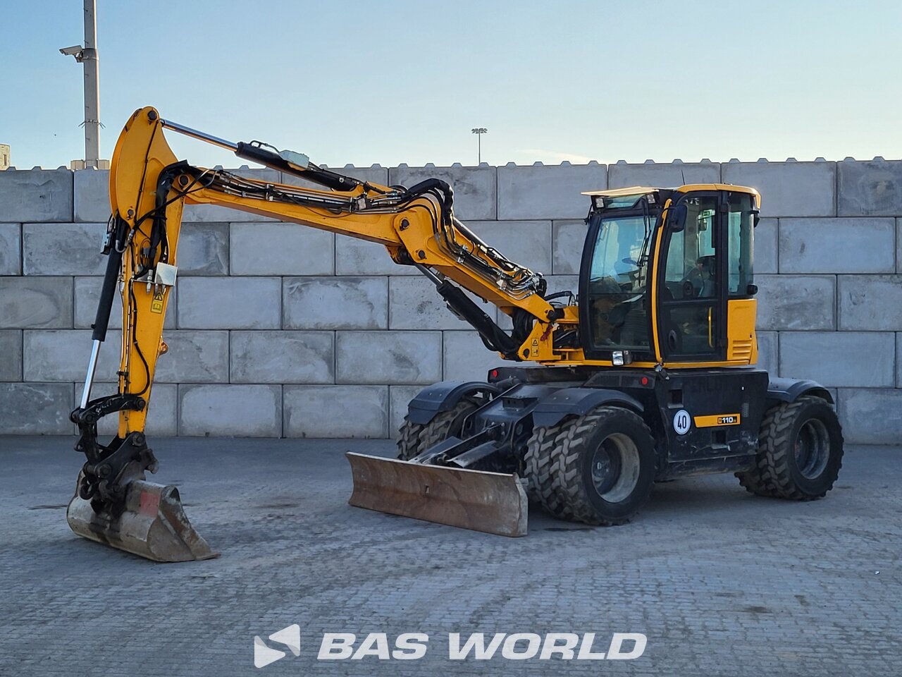 Front left : JCB HD110W T4F Pelle sur pneus