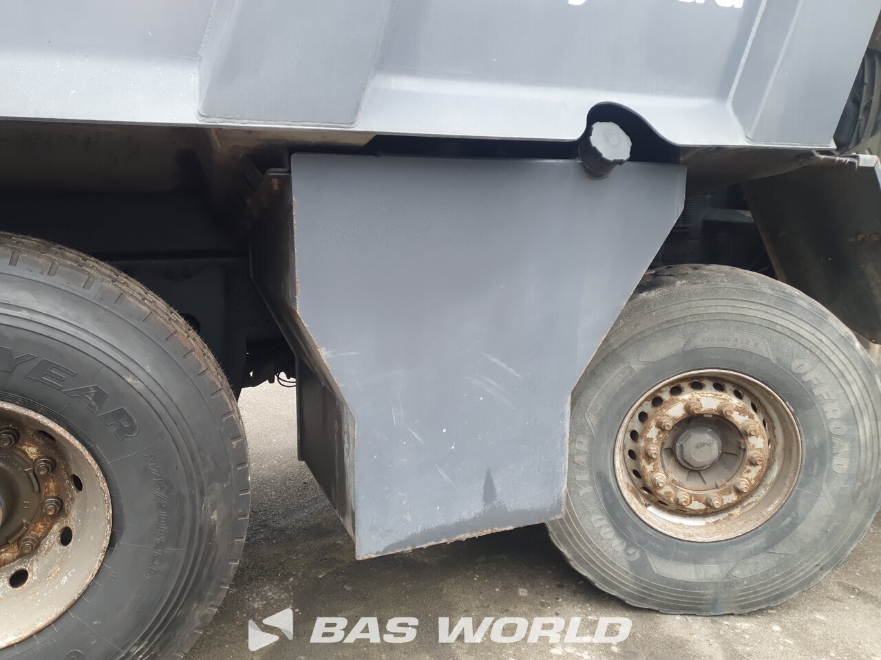 Twistlocks : Volvo FMX 460 Pusher