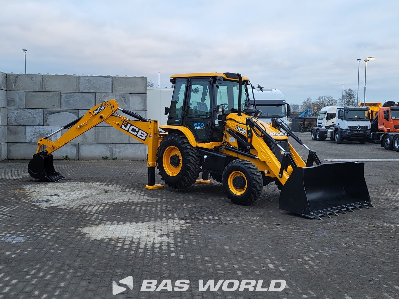 Front left : JCB 3DX PLUS Backhoe loader