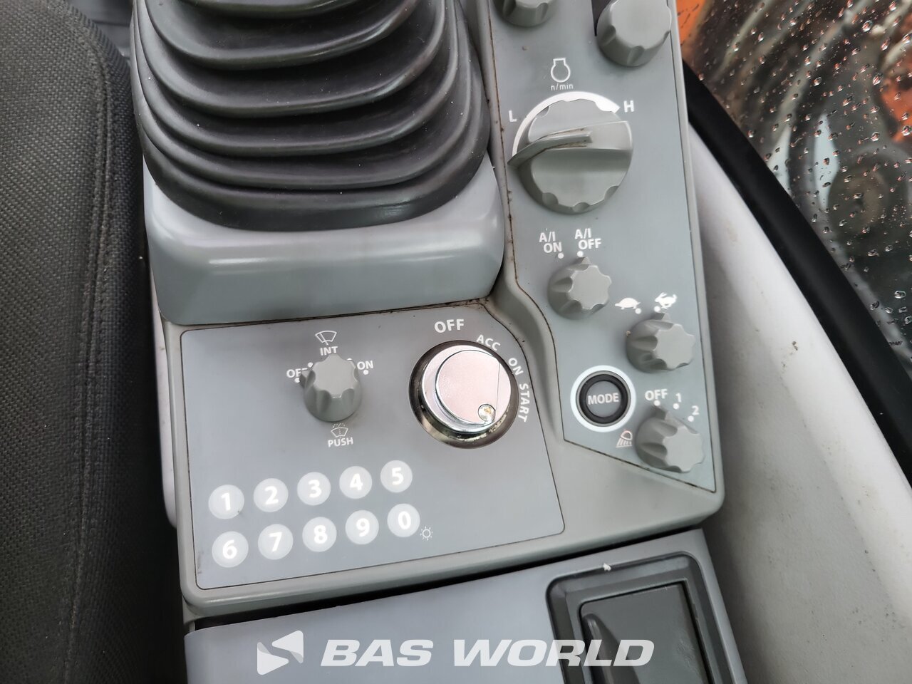 Other : Hitachi ZX300 LC -6 Pelle sur chenilles