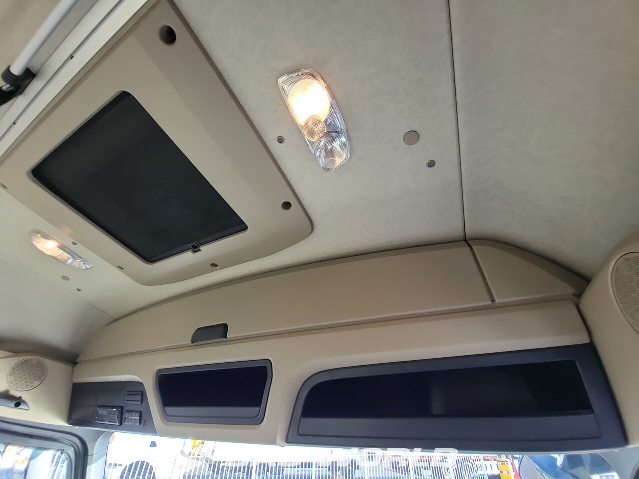 Other : Mercedes Actros 1824 شاحنة الجسم الصندوقي