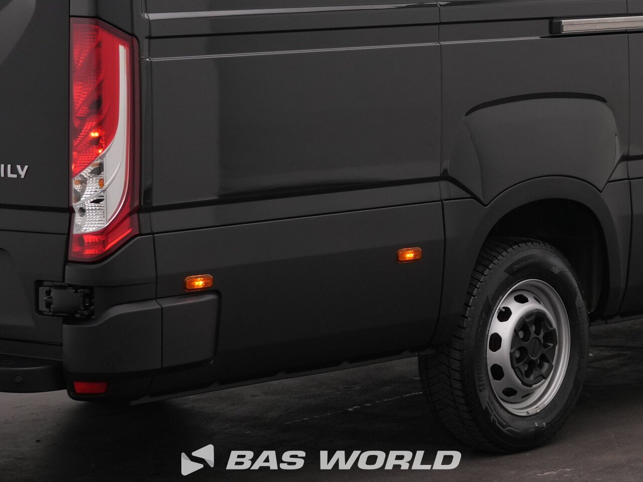 Other : Iveco Daily 35S18 شاحنة خفيفة بصندوق مغلق