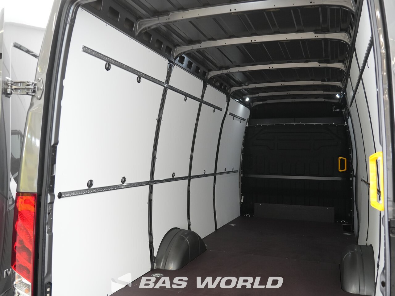 Other : Iveco Daily 35S18 شاحنة خفيفة بصندوق مغلق