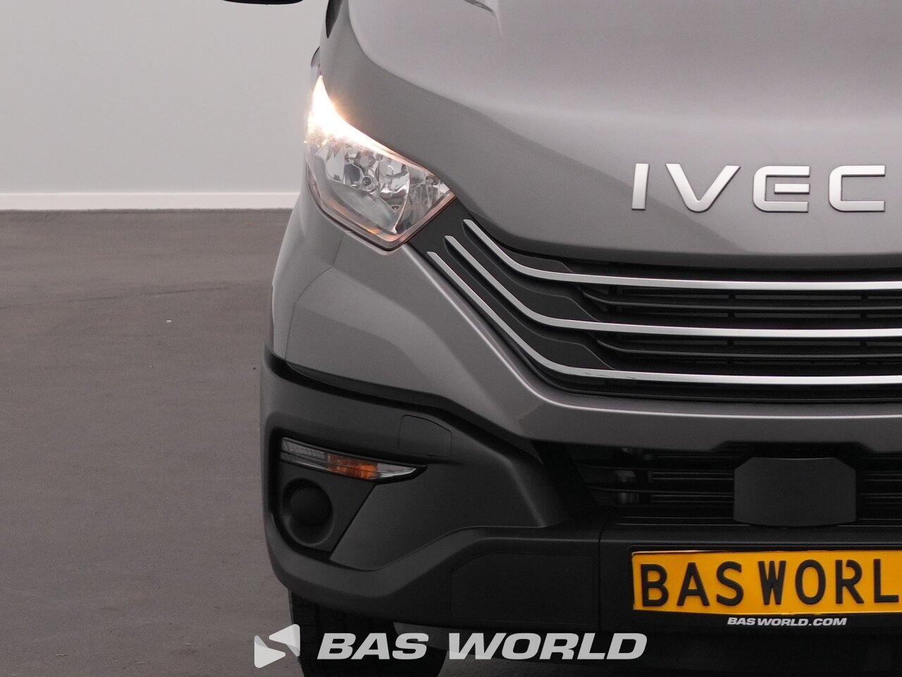 Other : Iveco Daily 35S18 شاحنة خفيفة بصندوق مغلق