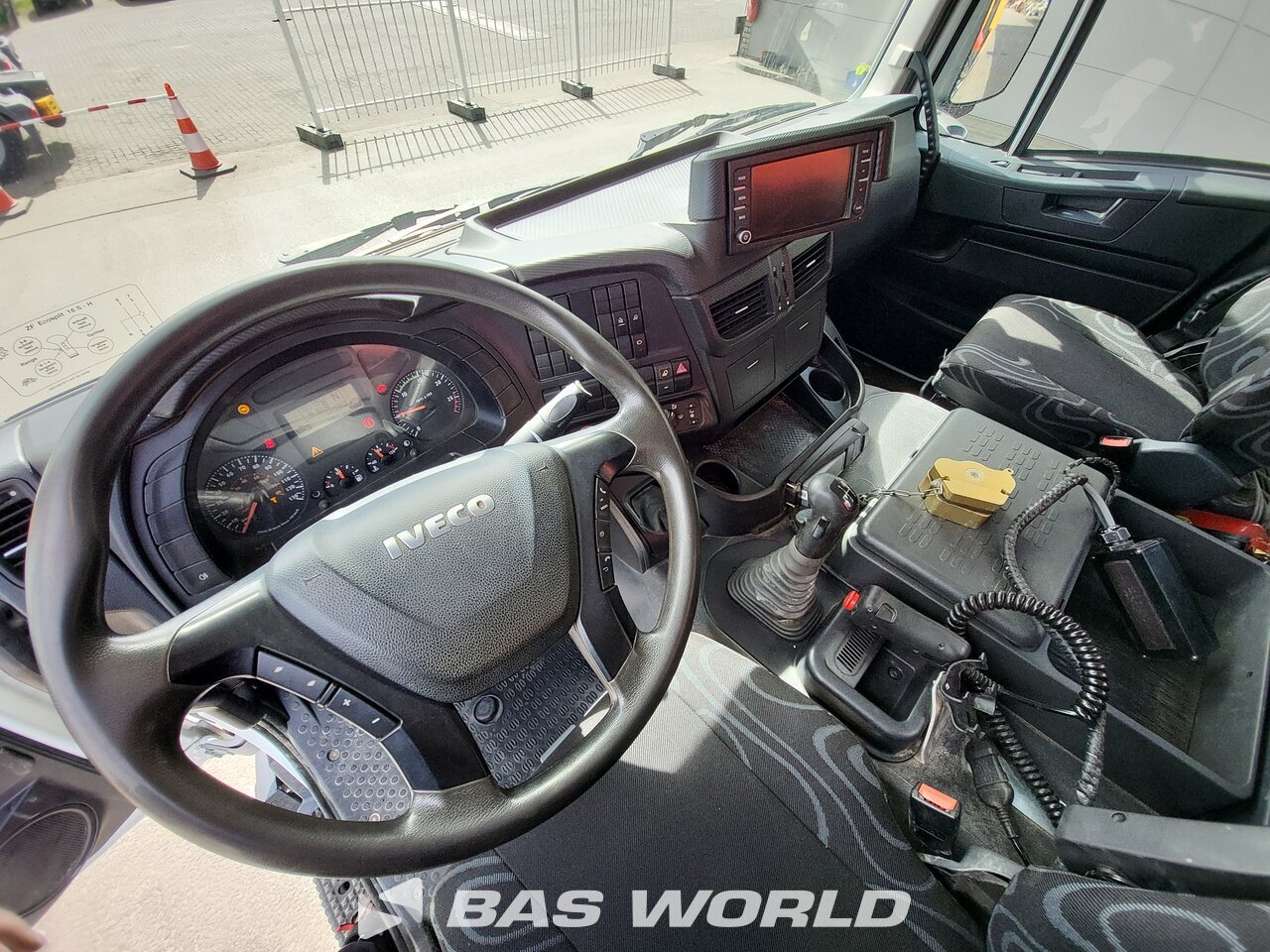 Other : Iveco Trakker 450 camion à bras
