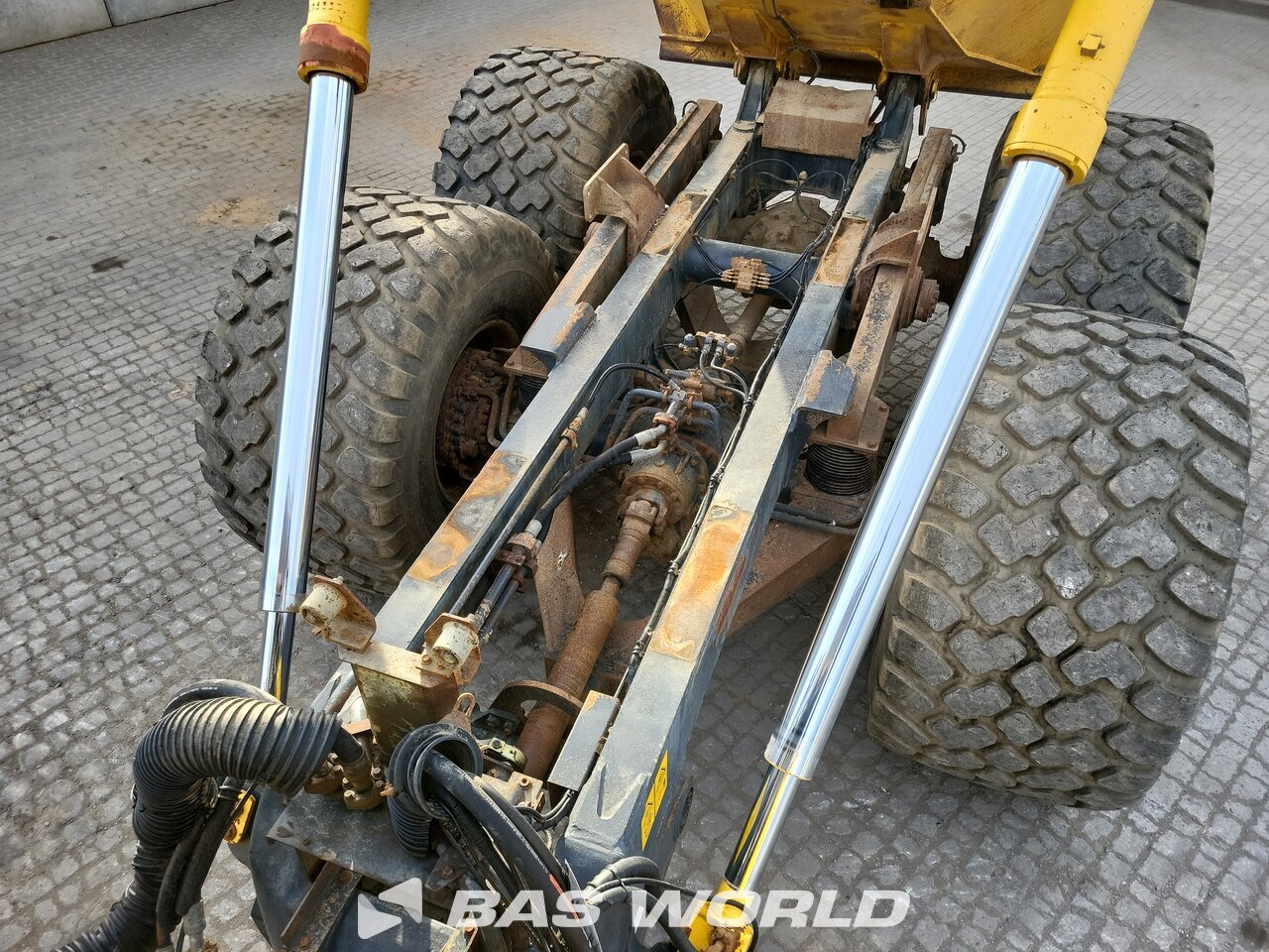 Other : Komatsu HM300-2 قلابة مفصلية