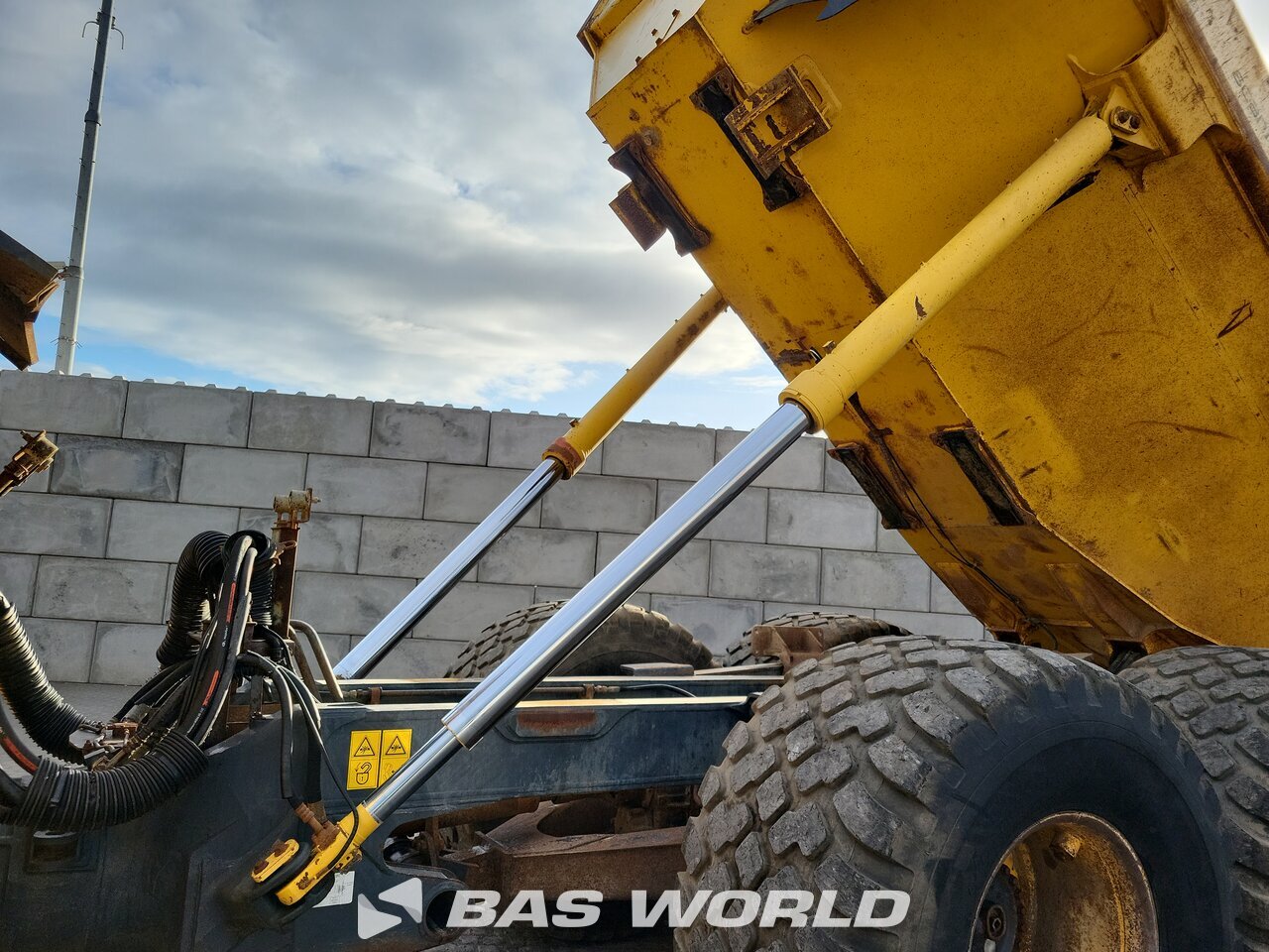 Other : Komatsu HM300-2 قلابة مفصلية