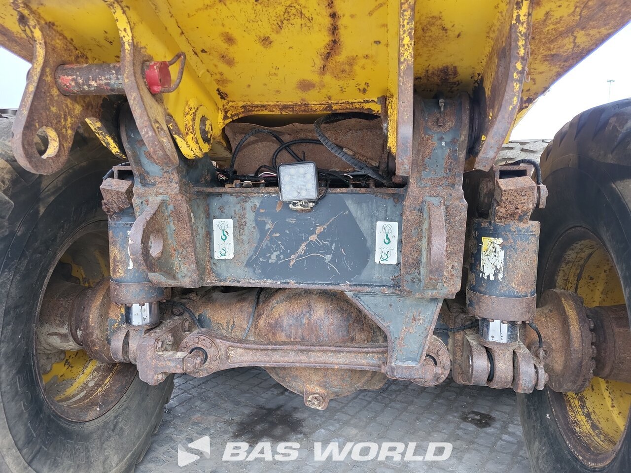 Other : Komatsu HM300-2 قلابة مفصلية