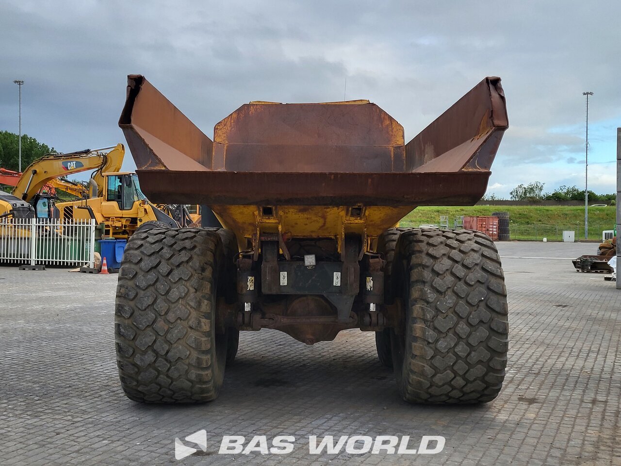 Other : Komatsu HM300-2 قلابة مفصلية