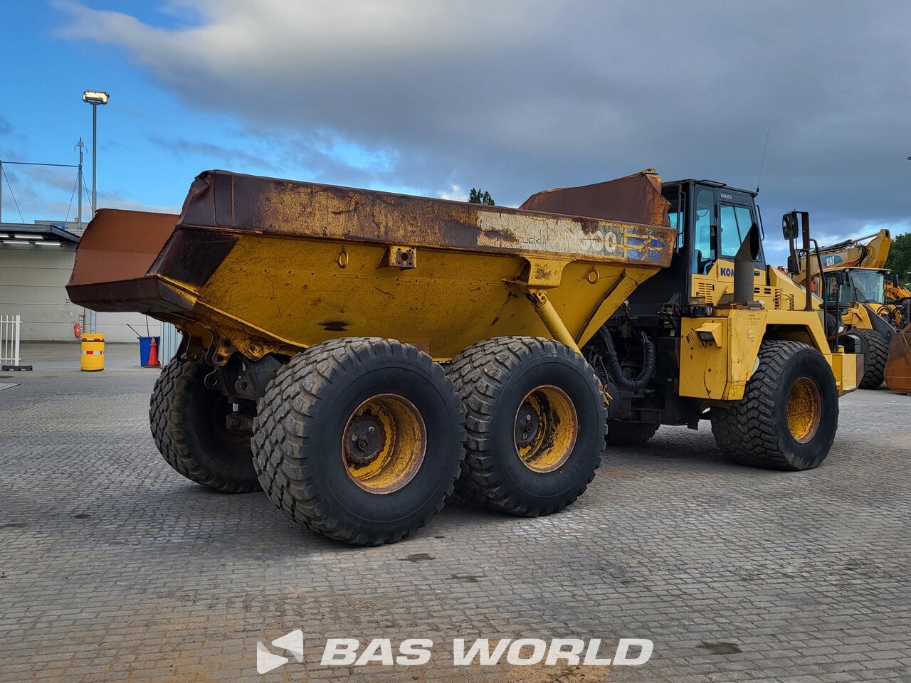 Other : Komatsu HM300-2 قلابة مفصلية
