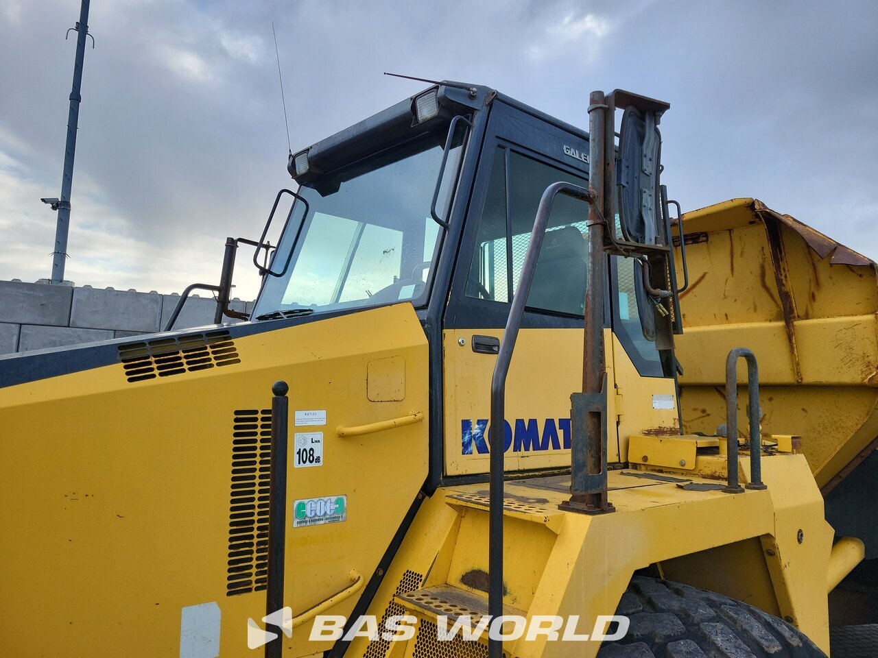 Other : Komatsu HM300-2 قلابة مفصلية