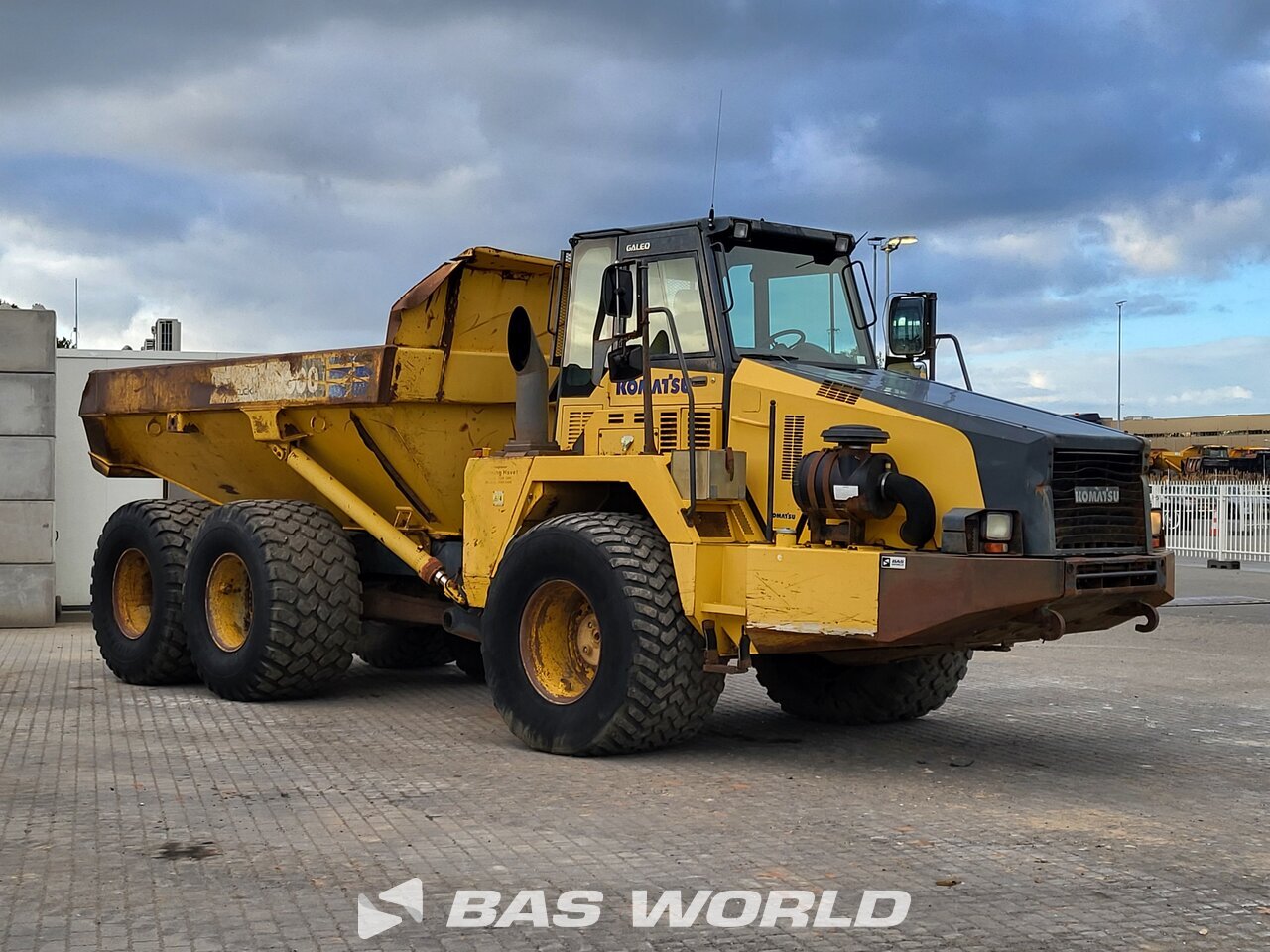 Other : Komatsu HM300-2 قلابة مفصلية