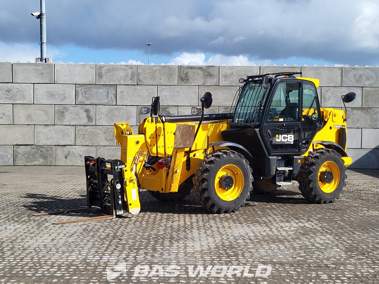 Front left : JCB 540-170 Teleskopski viličar