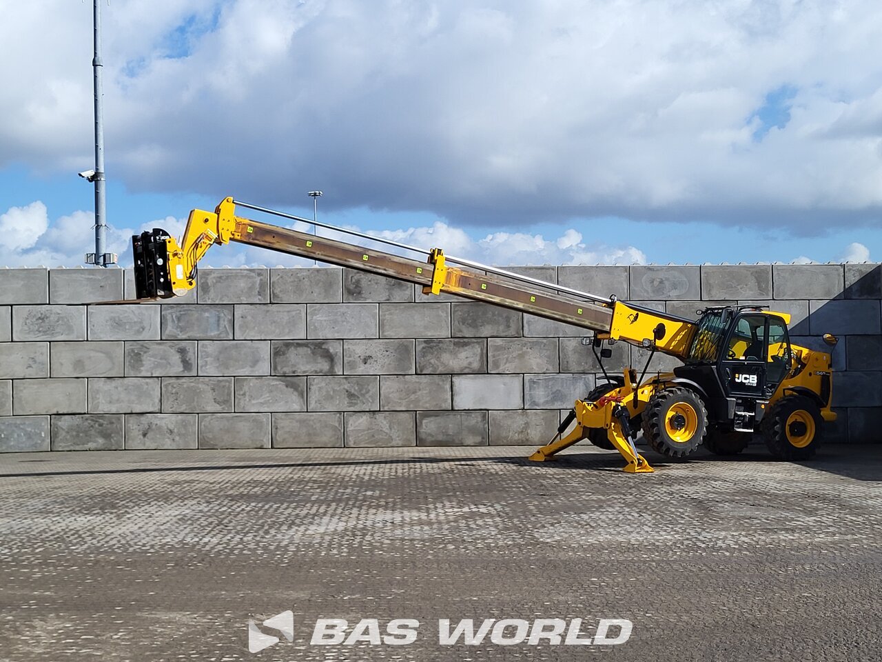 Front left : JCB 540-170 Teleskopski viličar