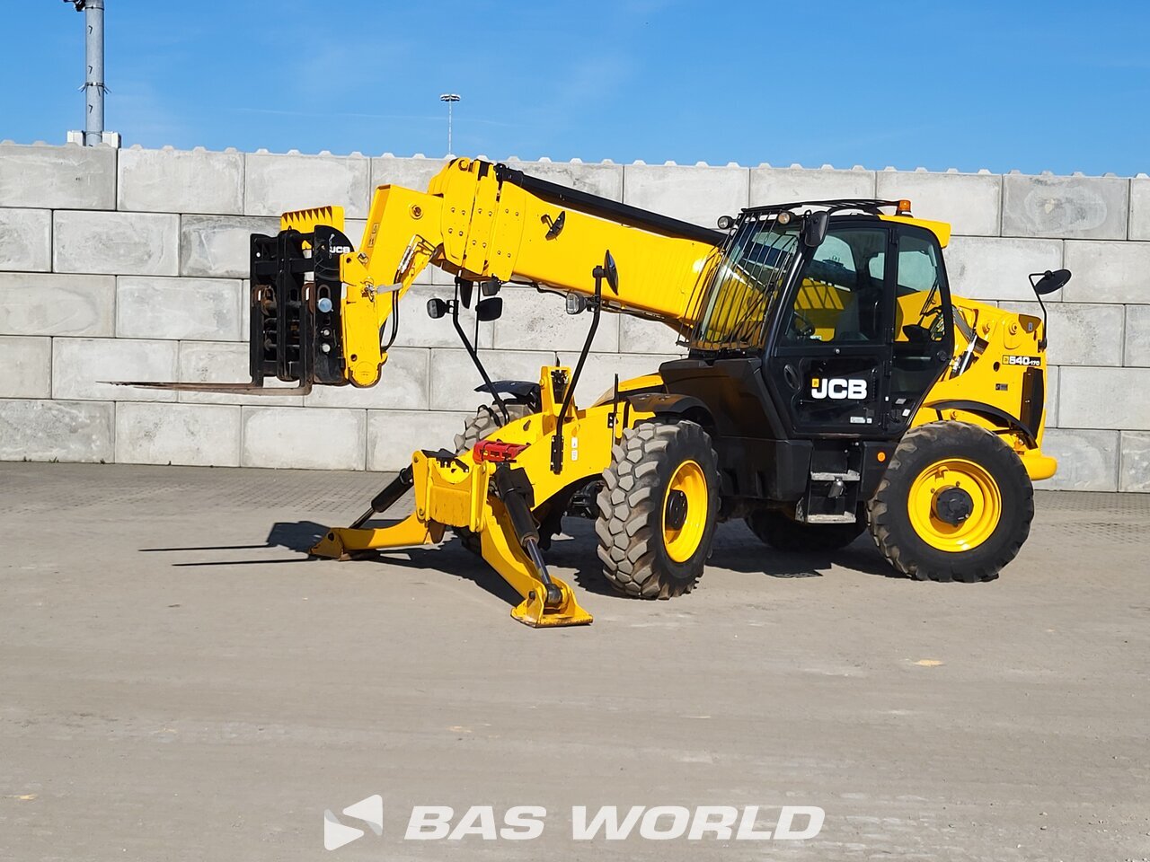 Front left : JCB 540-170 Teleskoplader
