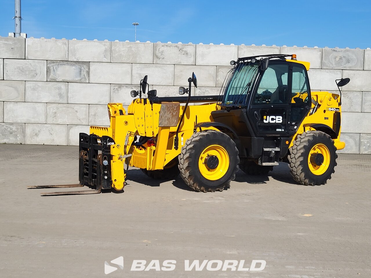 Front left : JCB 540-170 Teleskoplader