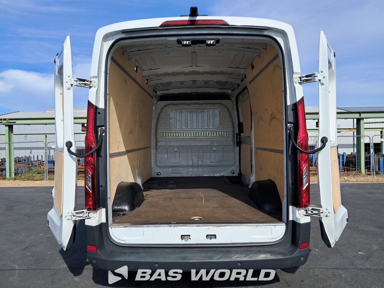 Other : Maxus Deliver 9 Closed box van