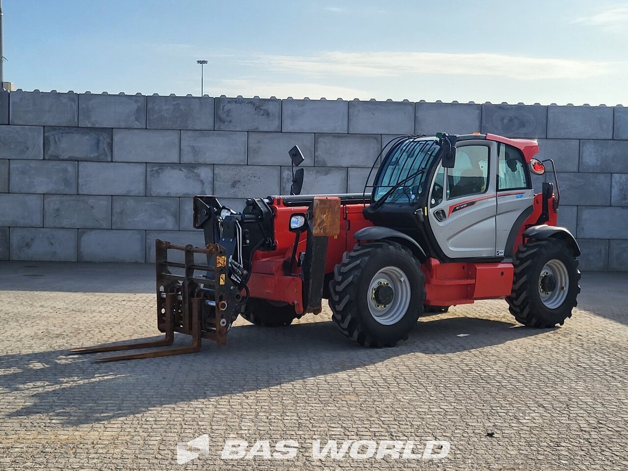 Front left : Manitou MT1440 رافعة تلسكوبية