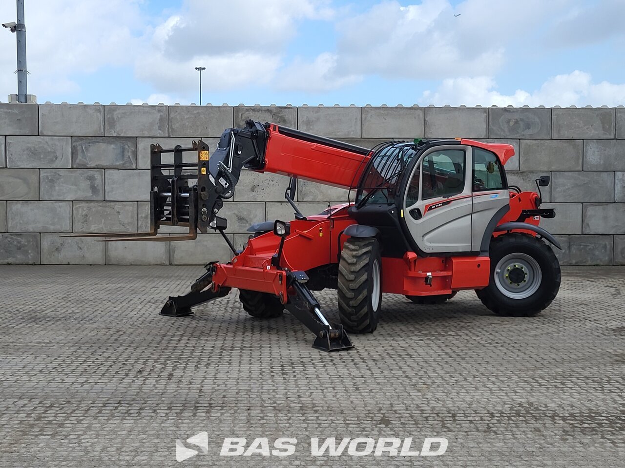 Front left : Manitou MT1440 رافعة تلسكوبية