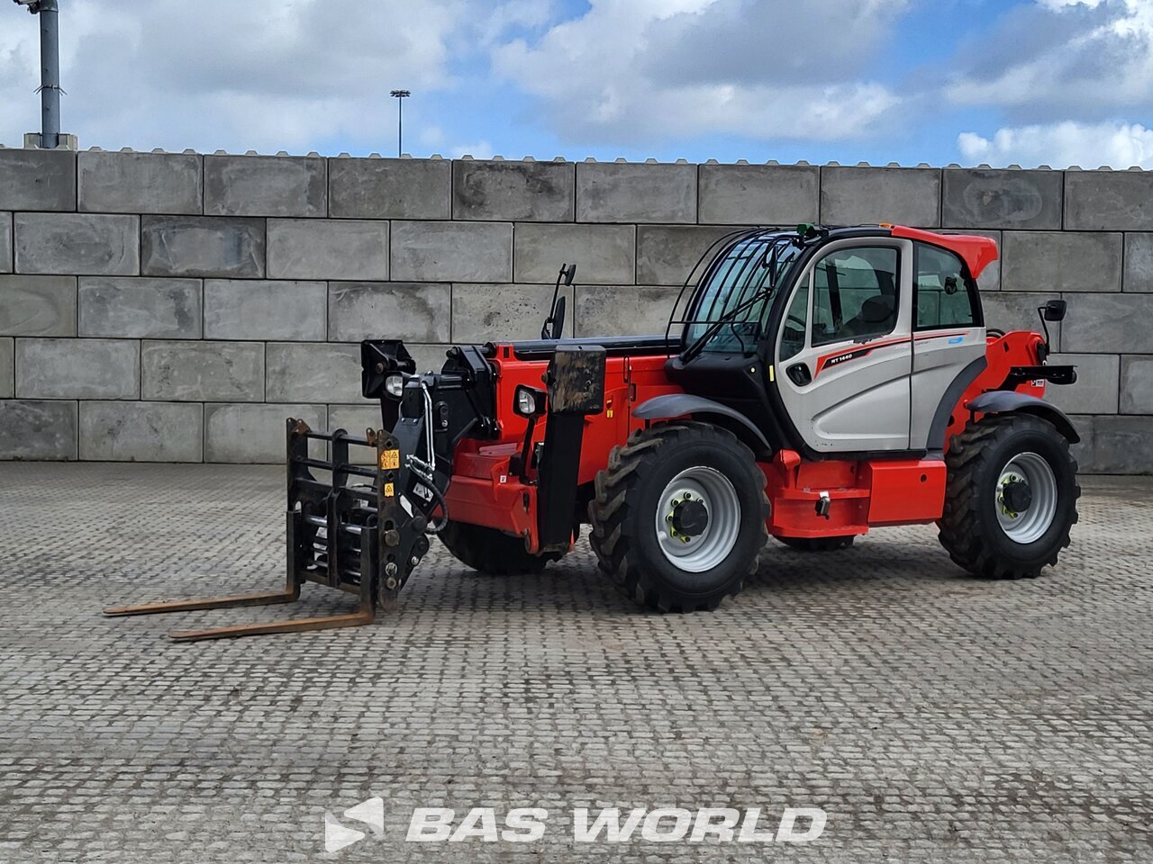 Front left : Manitou MT1440 رافعة تلسكوبية