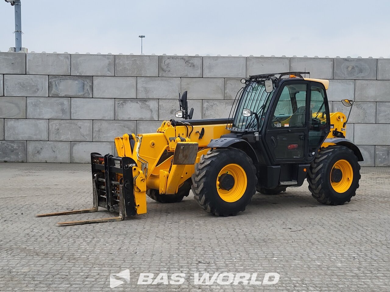 Front left : JCB 533-105 manipulador telescópico