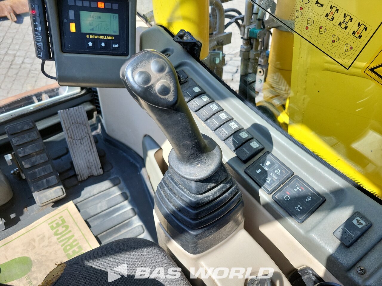 Other : New Holland MH 5.6 Pelle sur pneus