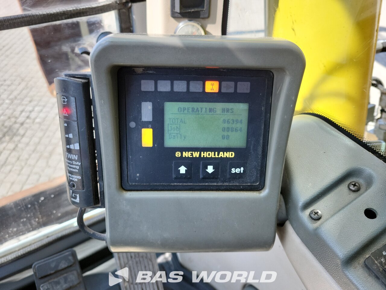 Other : New Holland MH 5.6 Pelle sur pneus