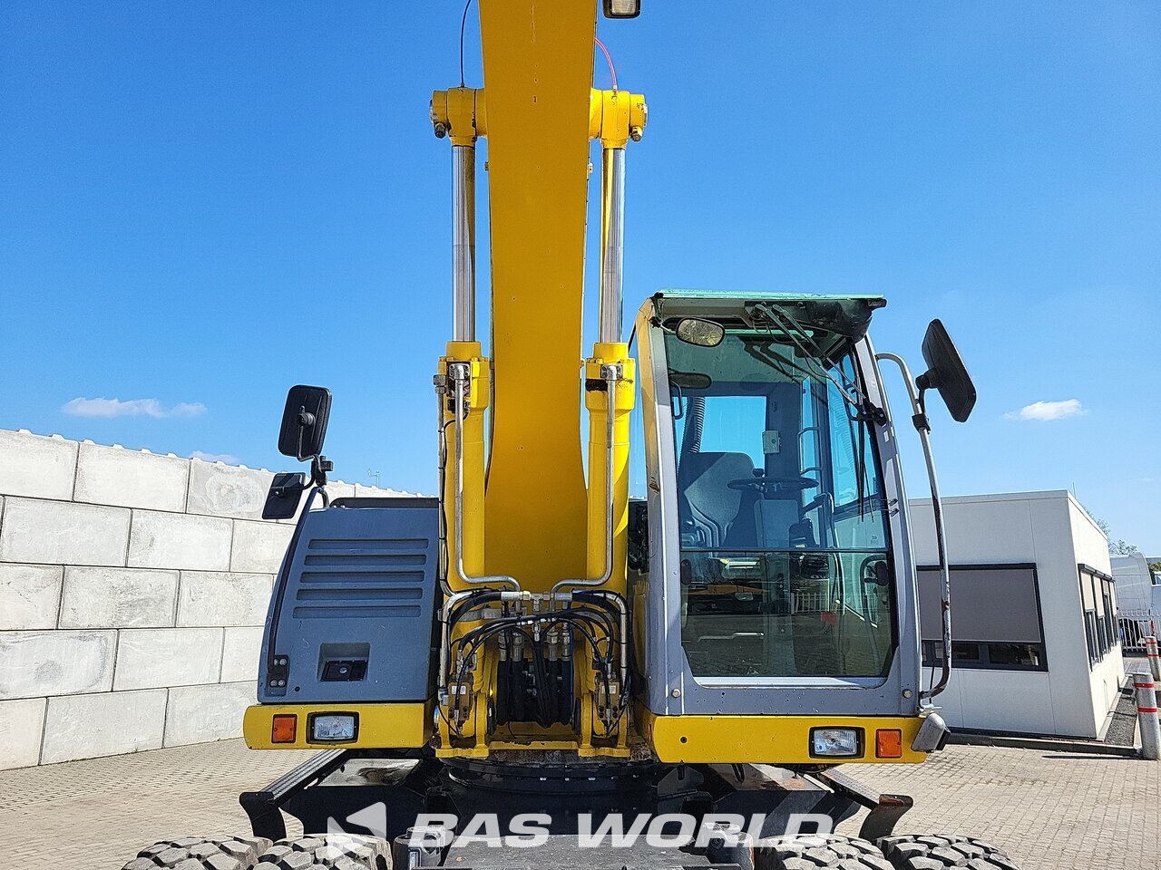 Other : New Holland MH 5.6 Pelle sur pneus