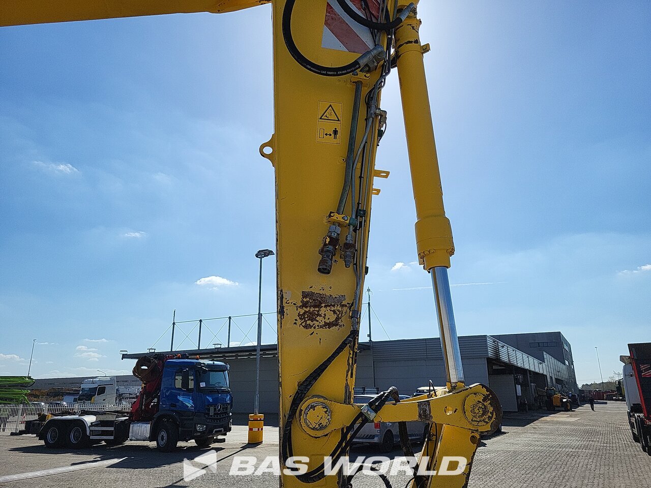 Other : New Holland MH 5.6 Pelle sur pneus