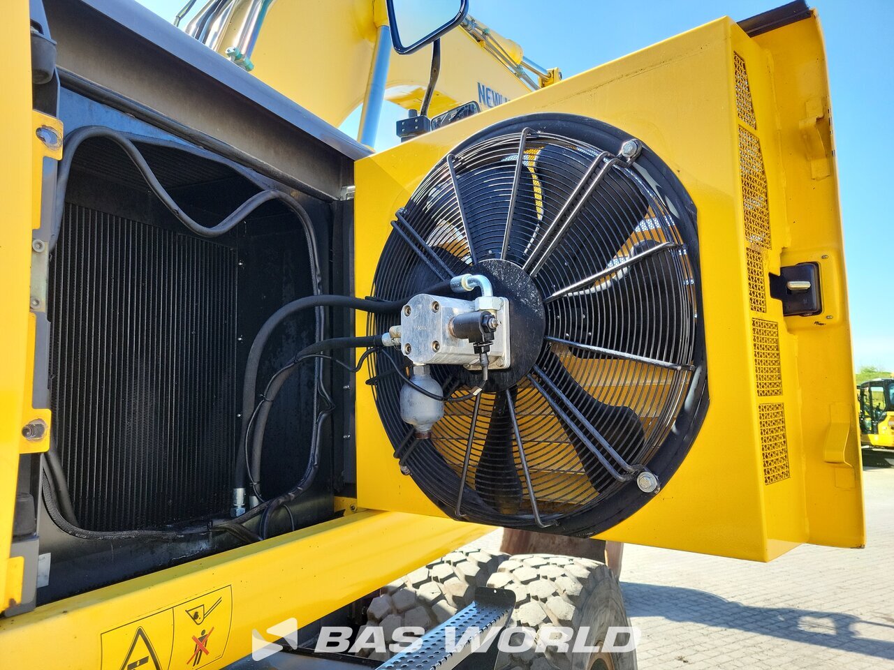 Other : New Holland MH 5.6 Pelle sur pneus
