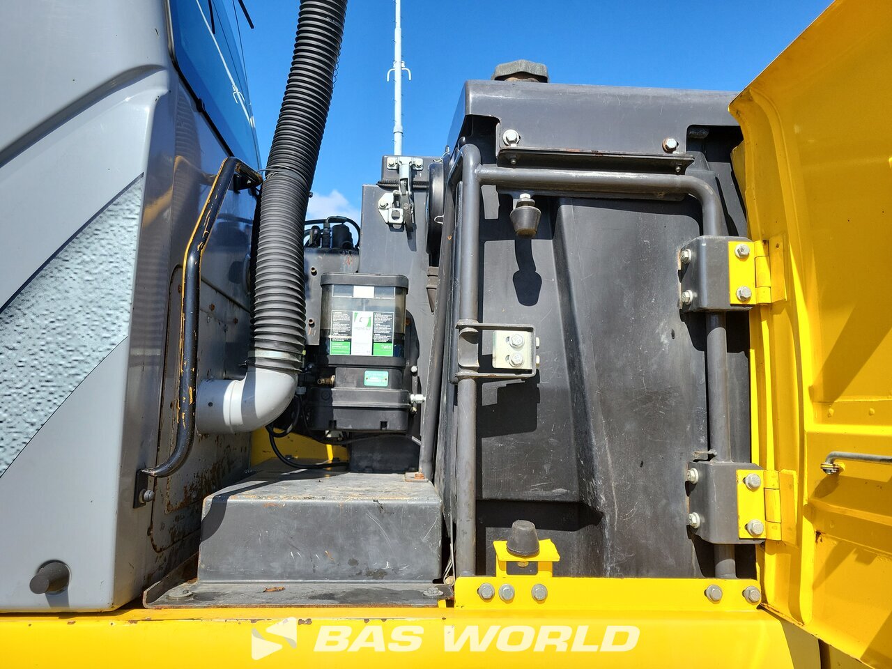 Other : New Holland MH 5.6 Pelle sur pneus