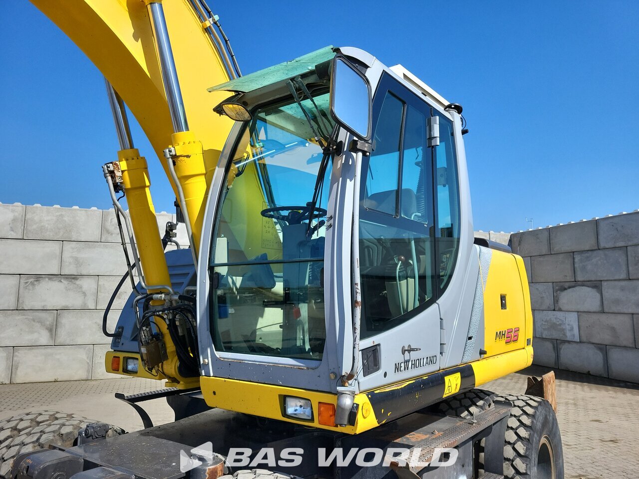 Other : New Holland MH 5.6 Pelle sur pneus