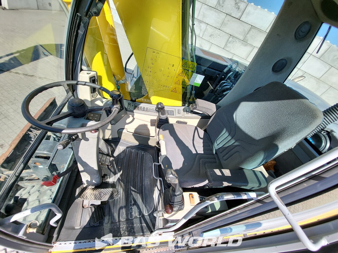 Other : New Holland MH 5.6 Pelle sur pneus
