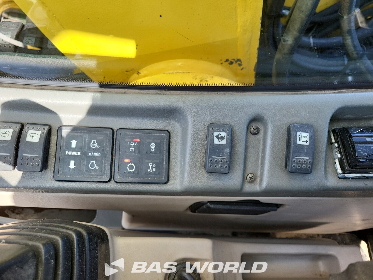 Other : New Holland MH 5.6 Pelle sur pneus