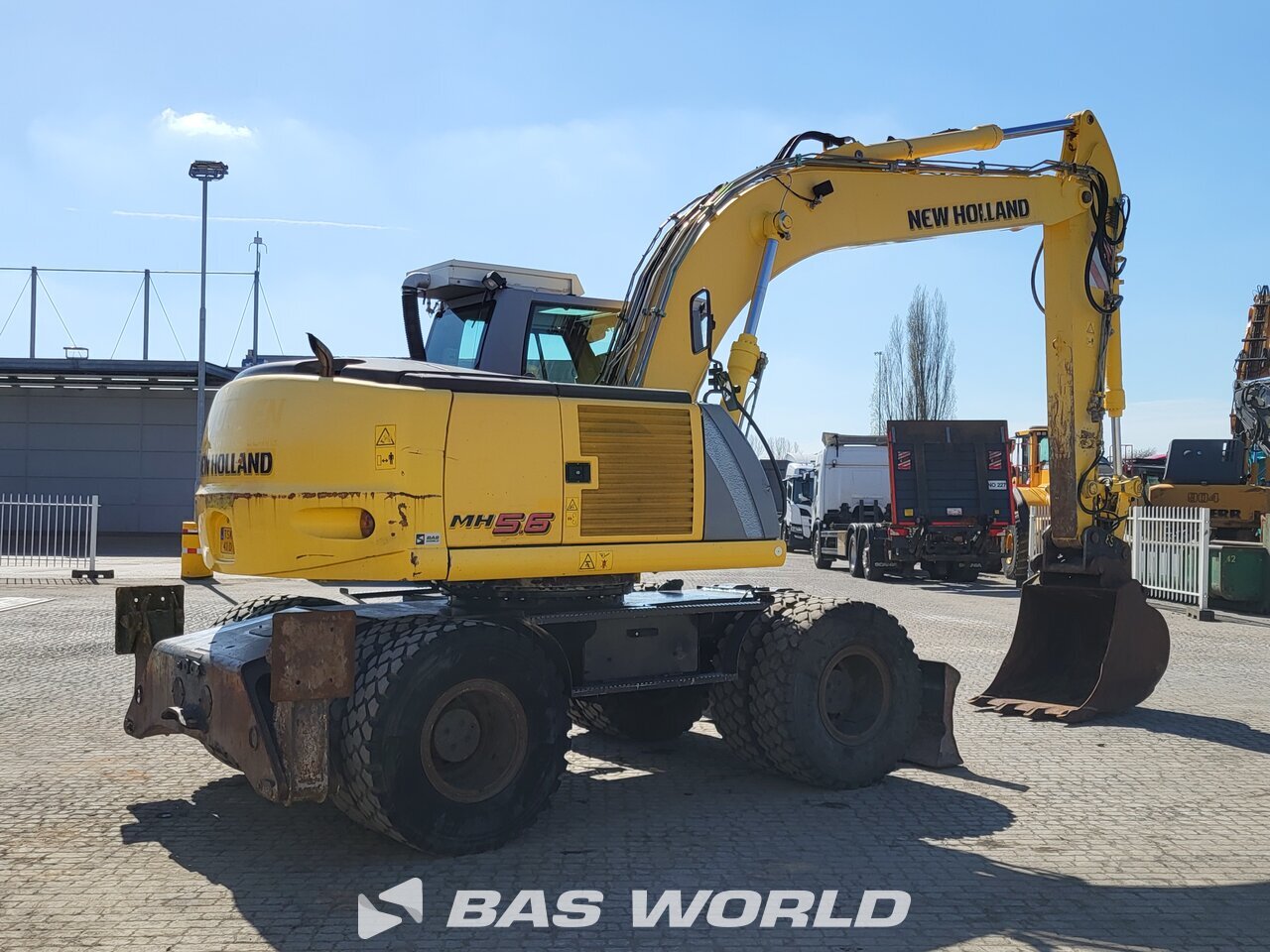 Other : New Holland MH 5.6 Pelle sur pneus