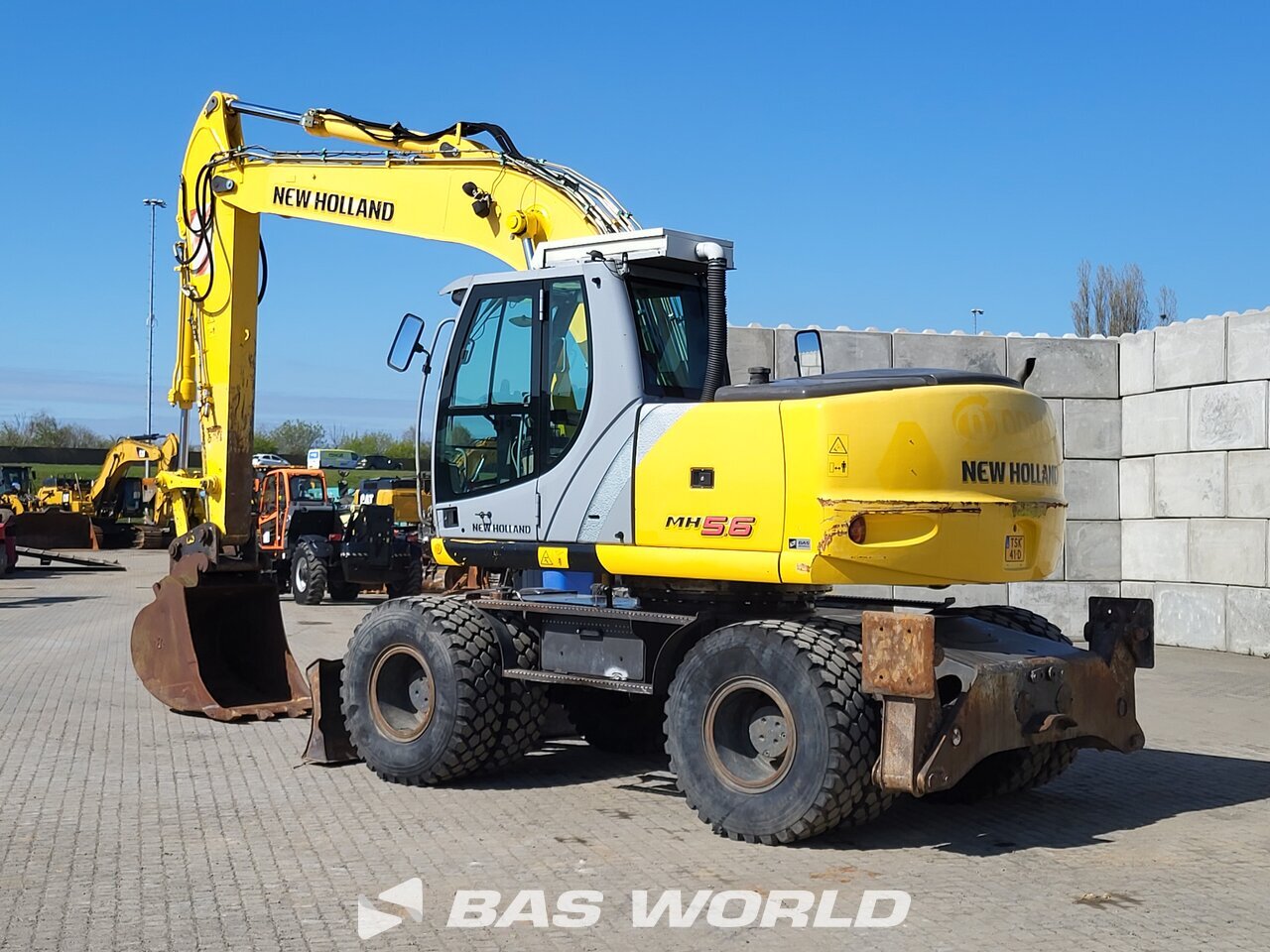Other : New Holland MH 5.6 Pelle sur pneus