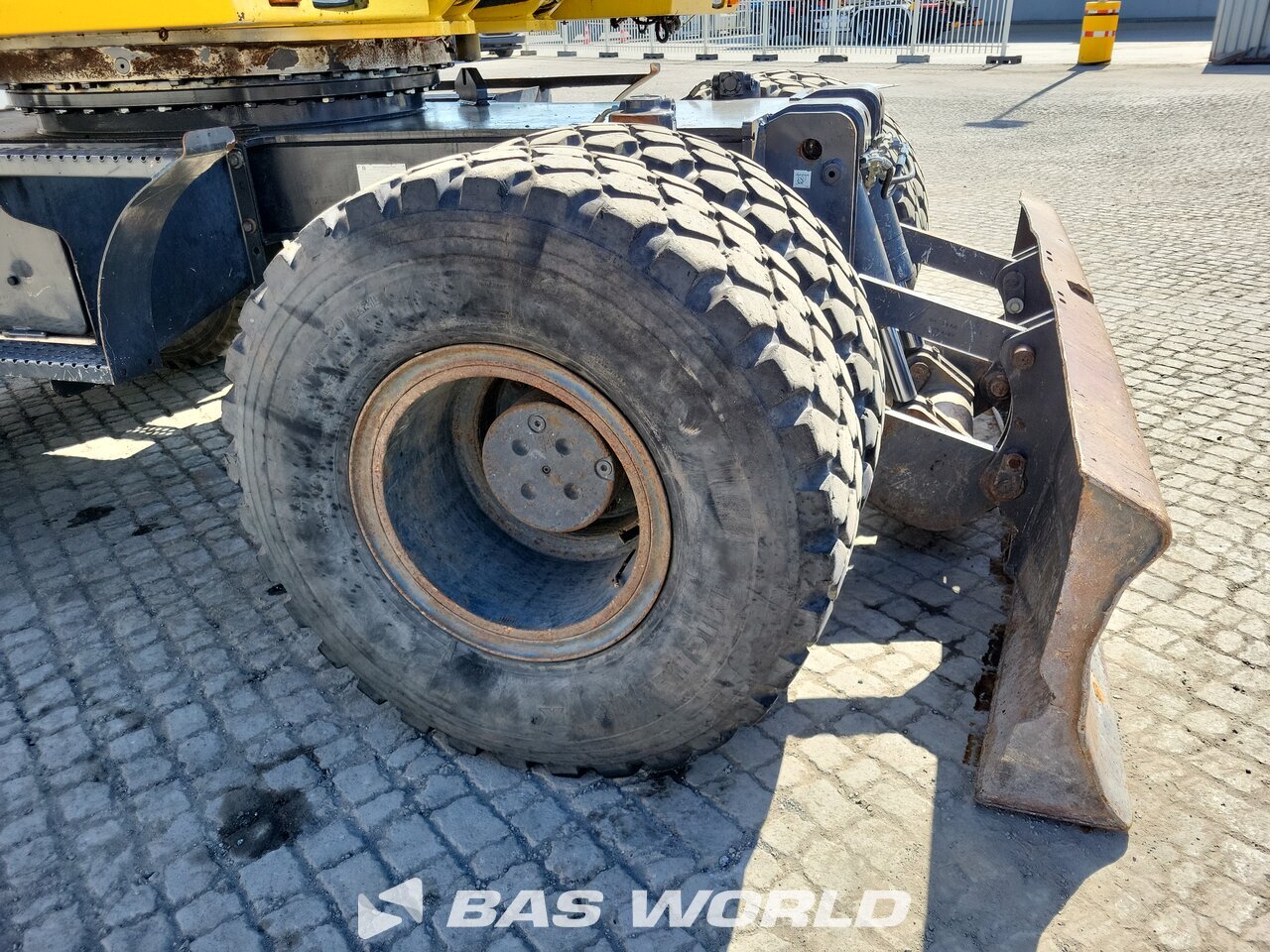 Other : New Holland MH 5.6 Pelle sur pneus