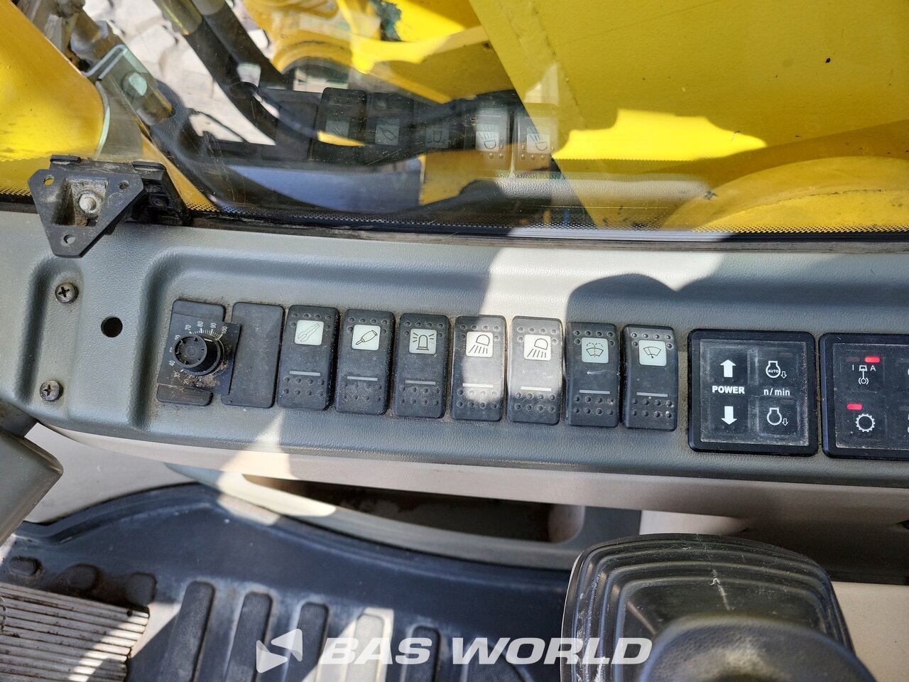 Other : New Holland MH 5.6 Pelle sur pneus