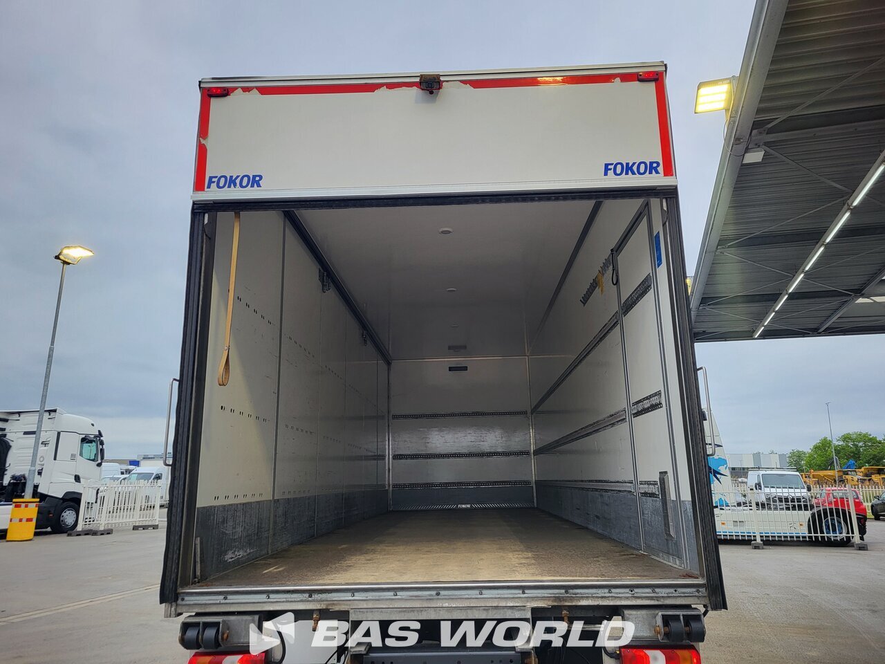 Other : Mercedes Actros 1827 شاحنة الجسم الصندوقي