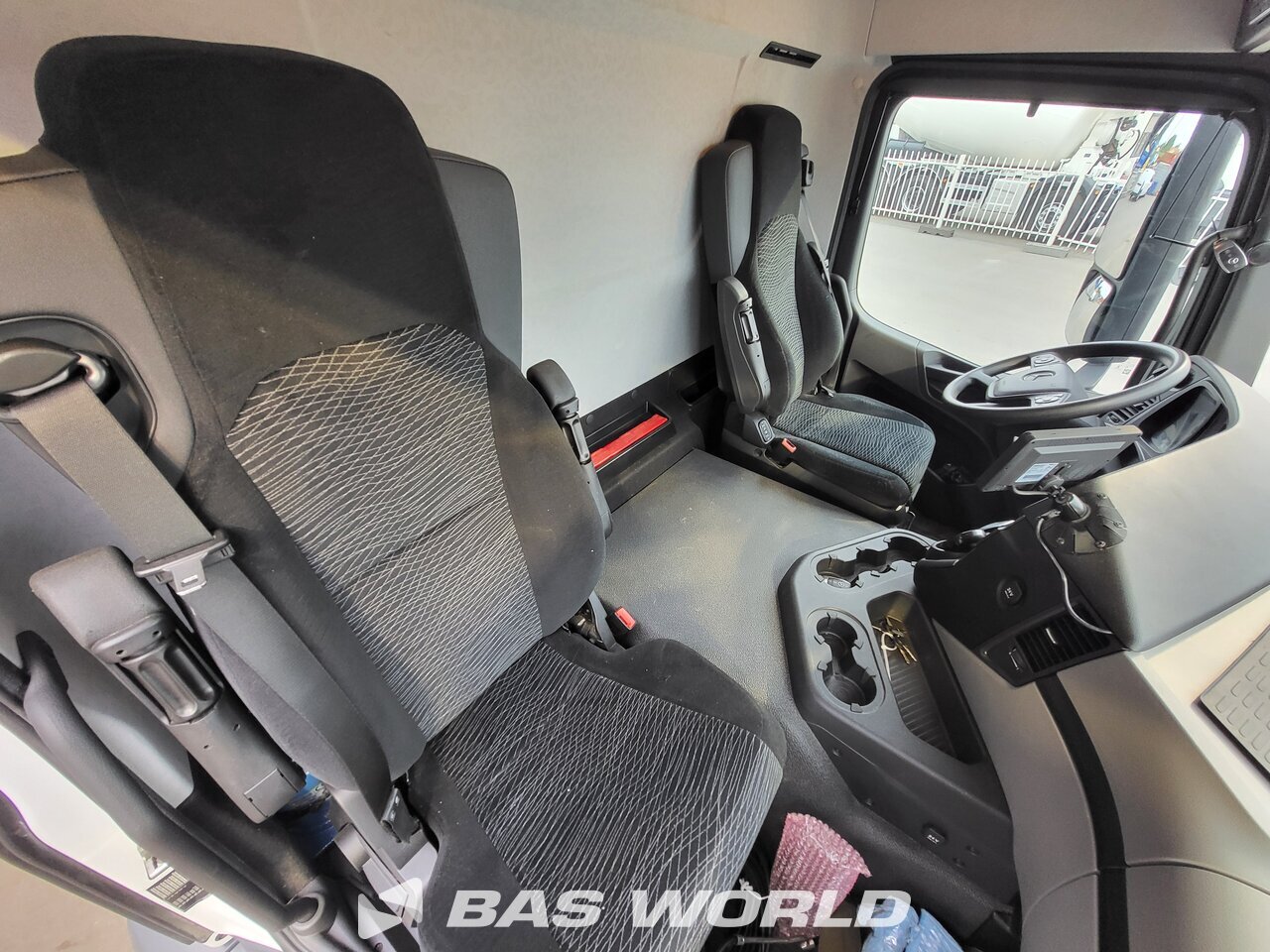 Other : Mercedes Actros 1827 شاحنة الجسم الصندوقي