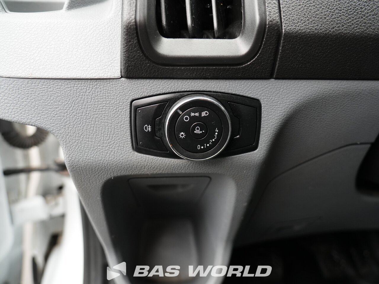 Other : Ford Transit 130pk Avoin