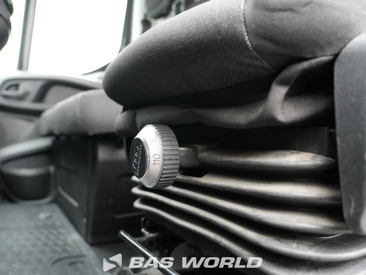 Other : Iveco Daily 35S14 شاحنة خفيفة بصندوق مغلق