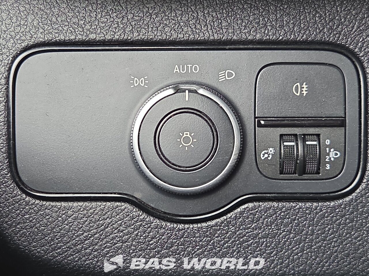 Other : Mercedes Sprinter 215 CDI شاحنة خفيفة بصندوق مغلق
