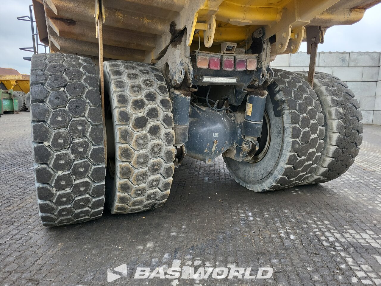 Other : Komatsu HD605 -7E0 Tombereau rigide