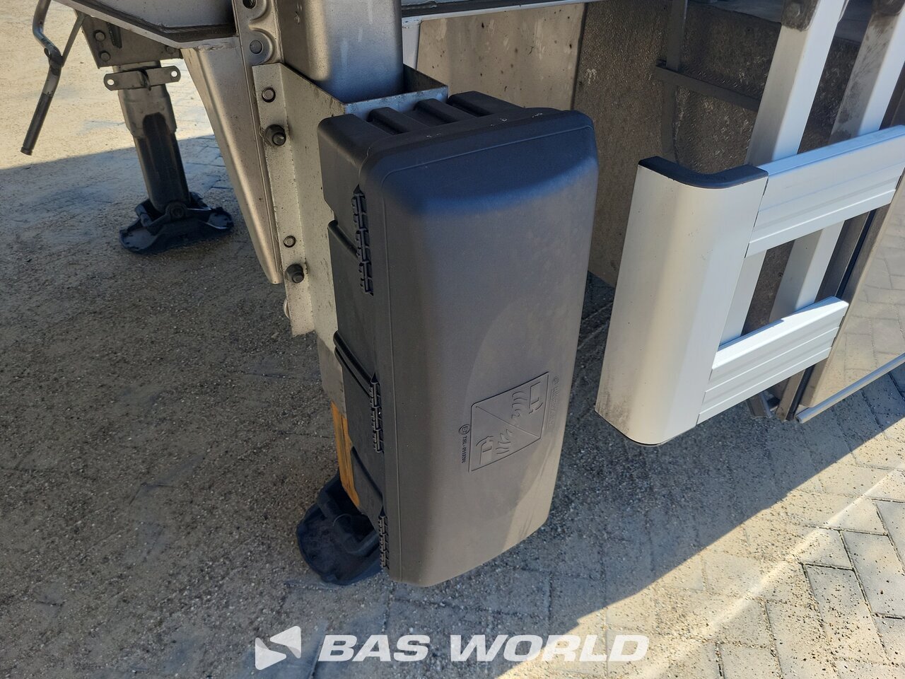 Other : Chereau Closed Box semi trailer