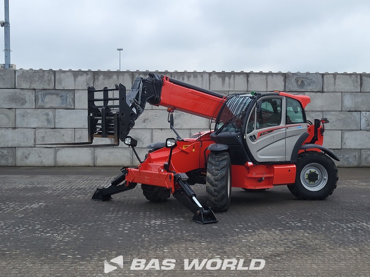 Front left : Manitou MT1440 رافعة تلسكوبية