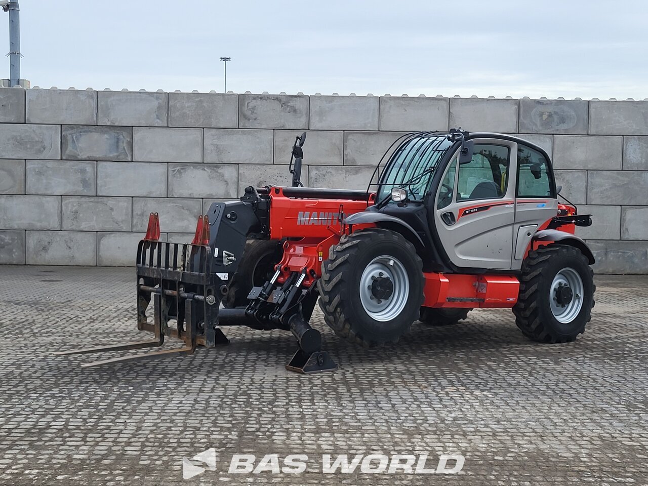 Front left : Manitou MT1335 رافعة تلسكوبية