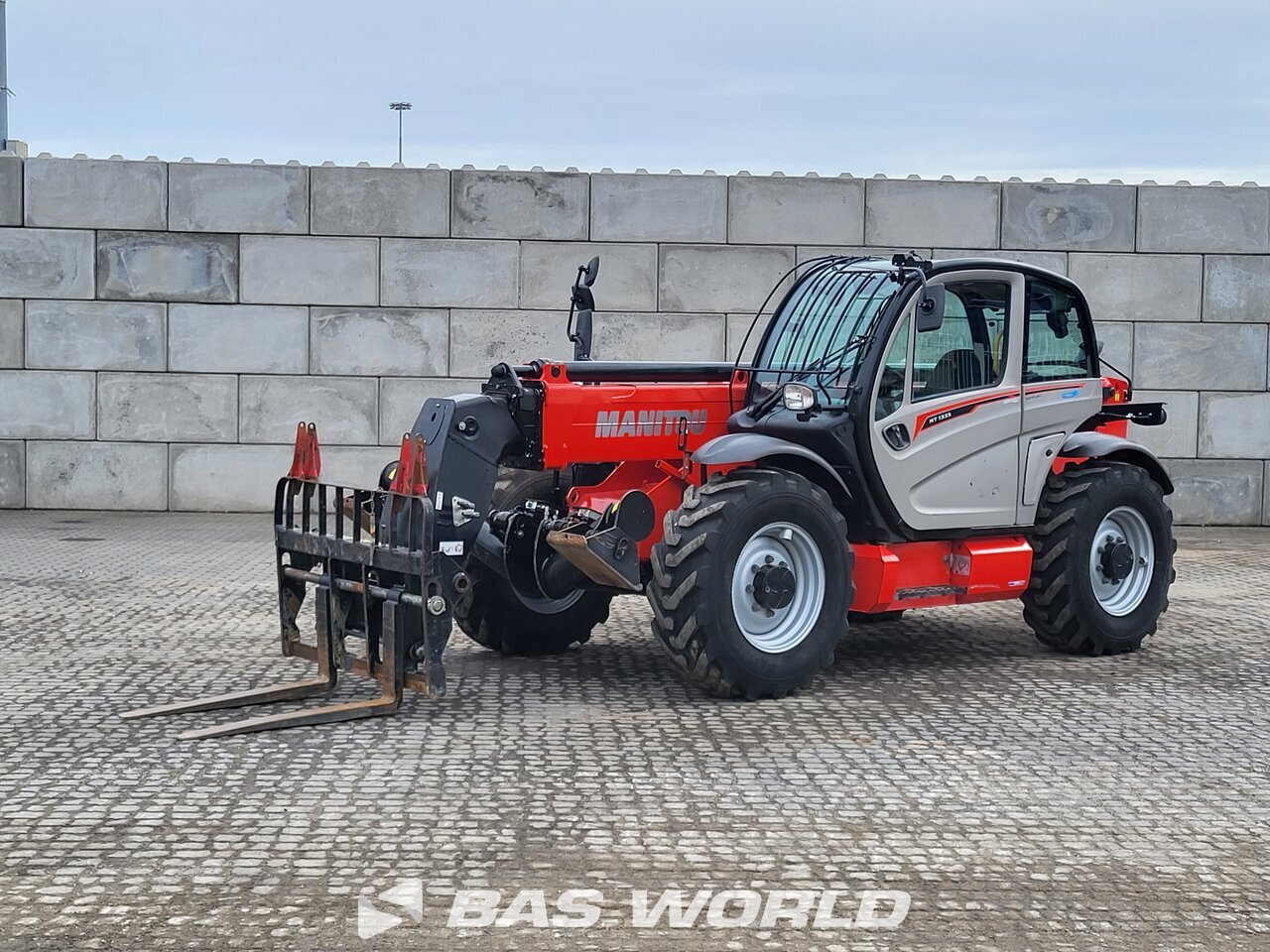Front left : Manitou MT1335 رافعة تلسكوبية