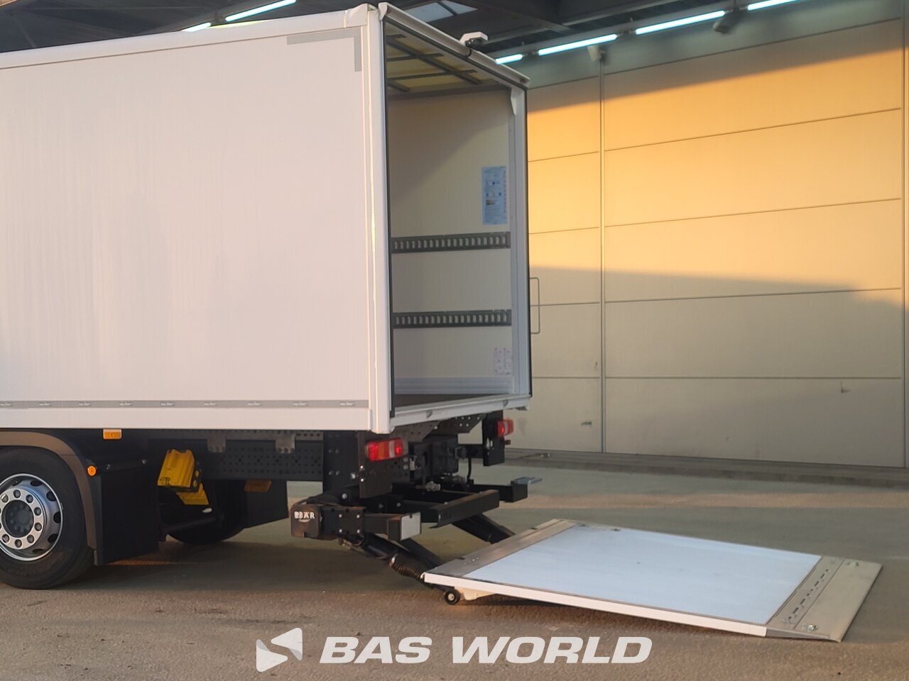 Other : Mercedes Actros 2532 شاحنة الجسم الصندوقي